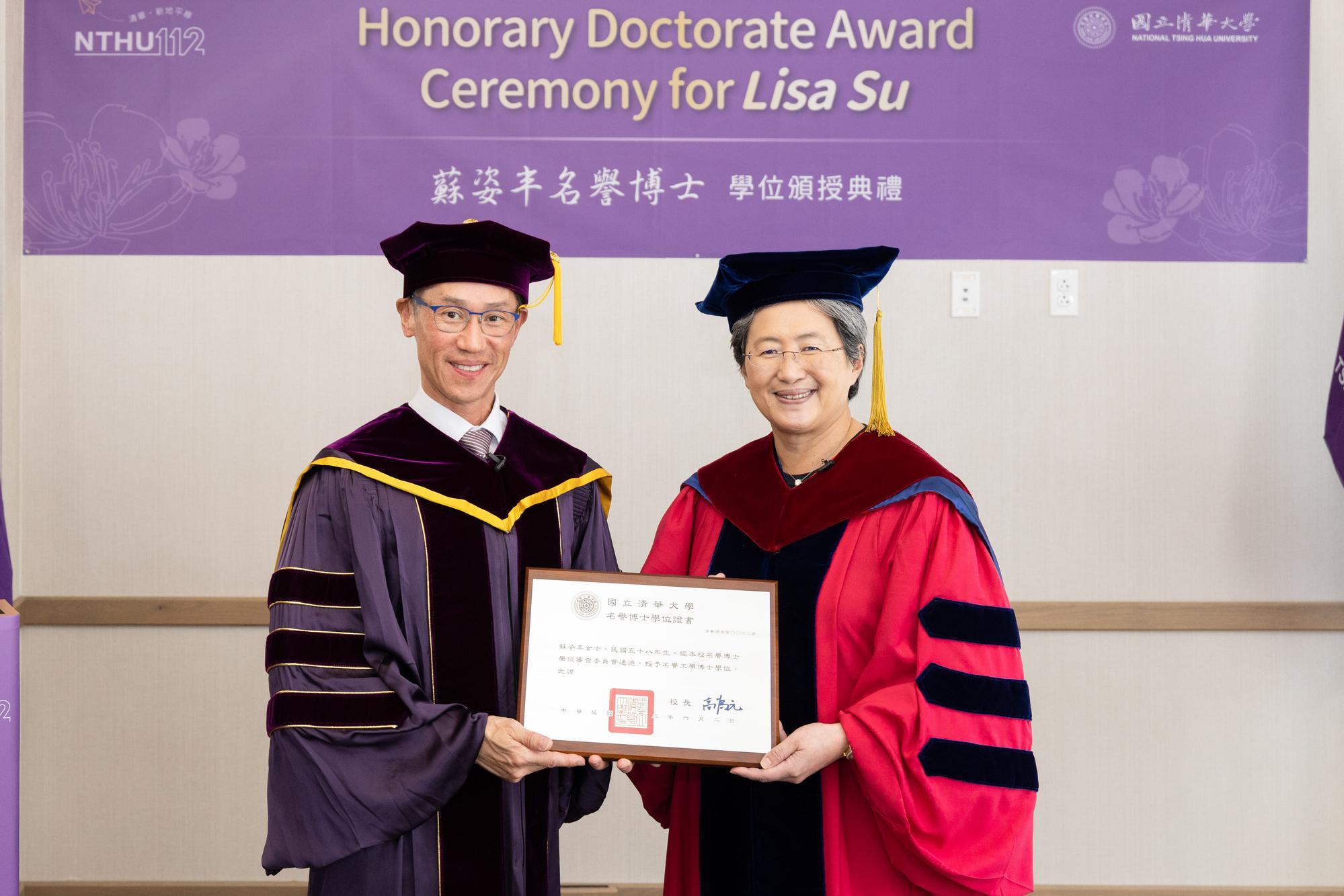 NTHU President W. John Kao (高為元) (left) conferred the honorary doctorate degree upon Lisa Su (蘇姿丰).  