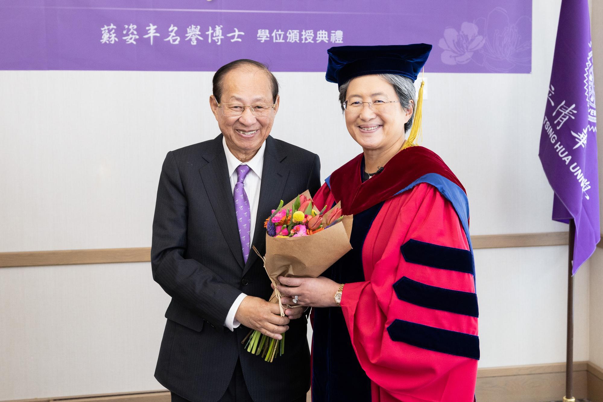 Chun-hwai Su (蘇春槐) (left) welcomed his daughter Lisa Su (蘇姿丰) to be part of the NTHU family by presenting a bouquet of flowers to her. 